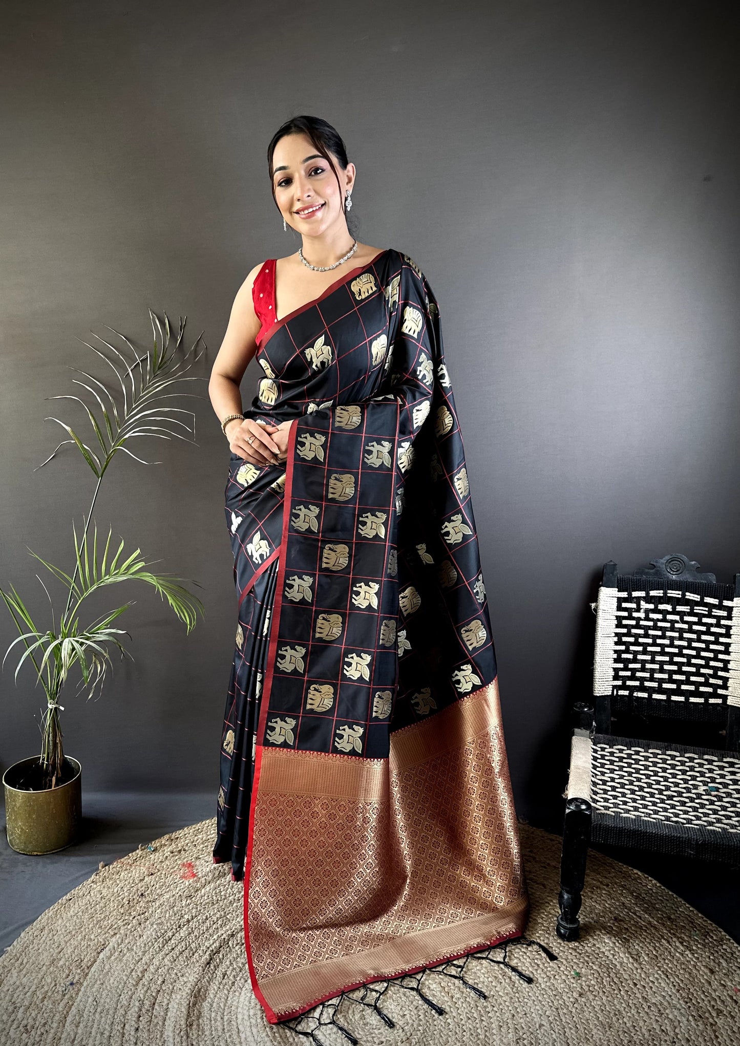 SOFT SILK WITH GOLD AND SILVER ZARI WEAVING WORK WITH RICH LOOK AND RICH PALLU