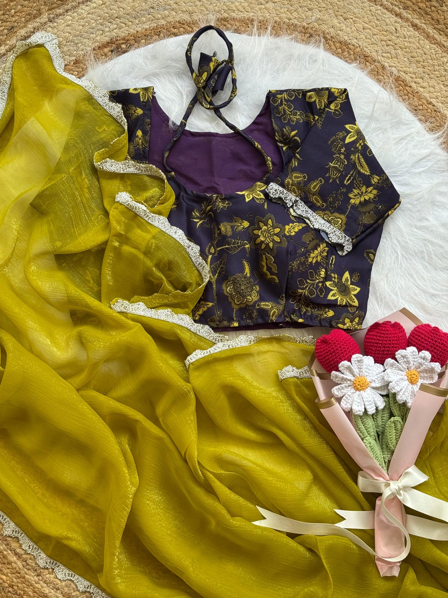 Premium Crunchy Chiffon Fabric Having Beautiful Seroski Work Lace Border On Saree🌼