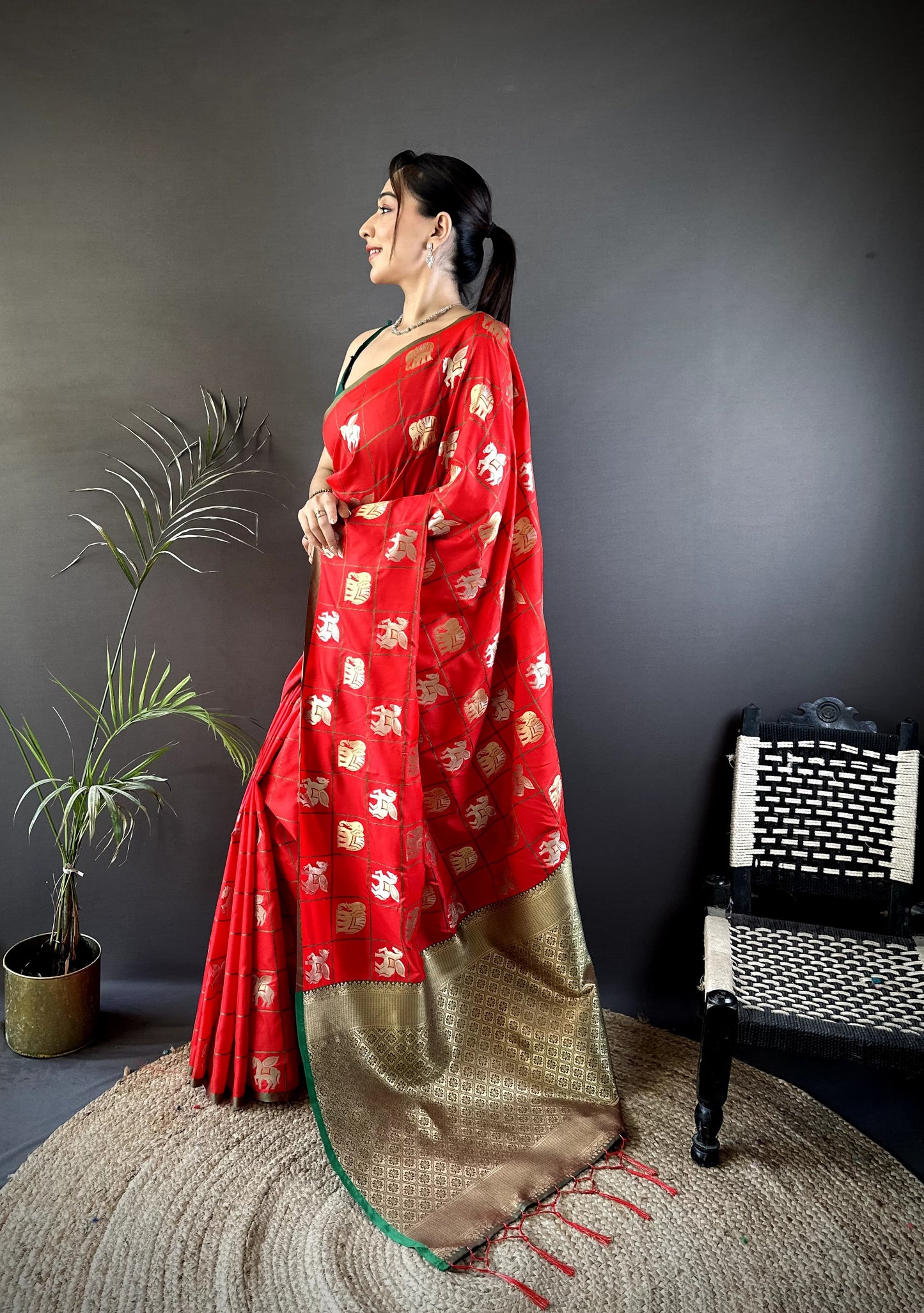 SOFT SILK WITH GOLD AND SILVER ZARI WEAVING WORK WITH RICH LOOK AND RICH PALLU