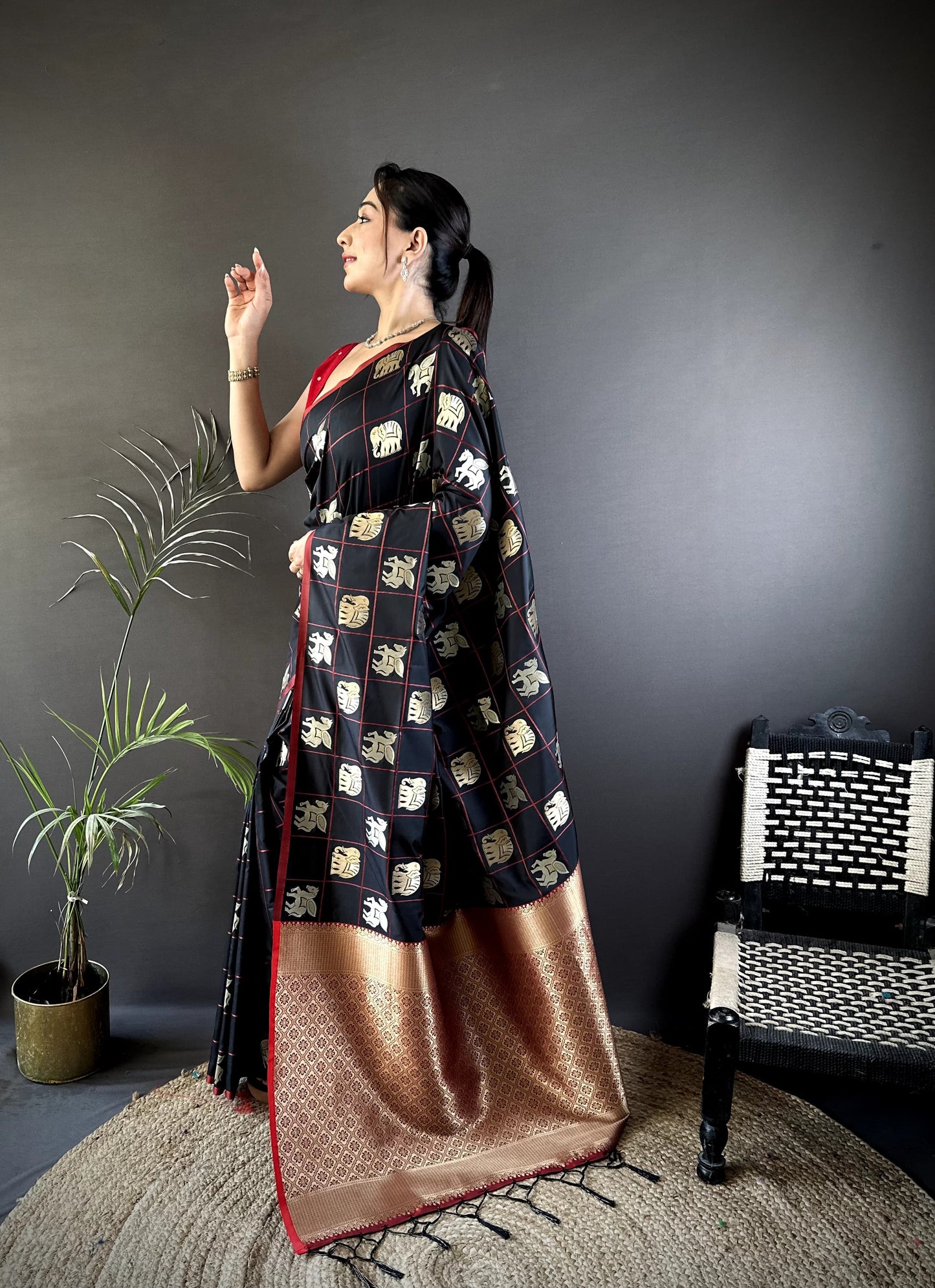SOFT SILK WITH GOLD AND SILVER ZARI WEAVING WORK WITH RICH LOOK AND RICH PALLU