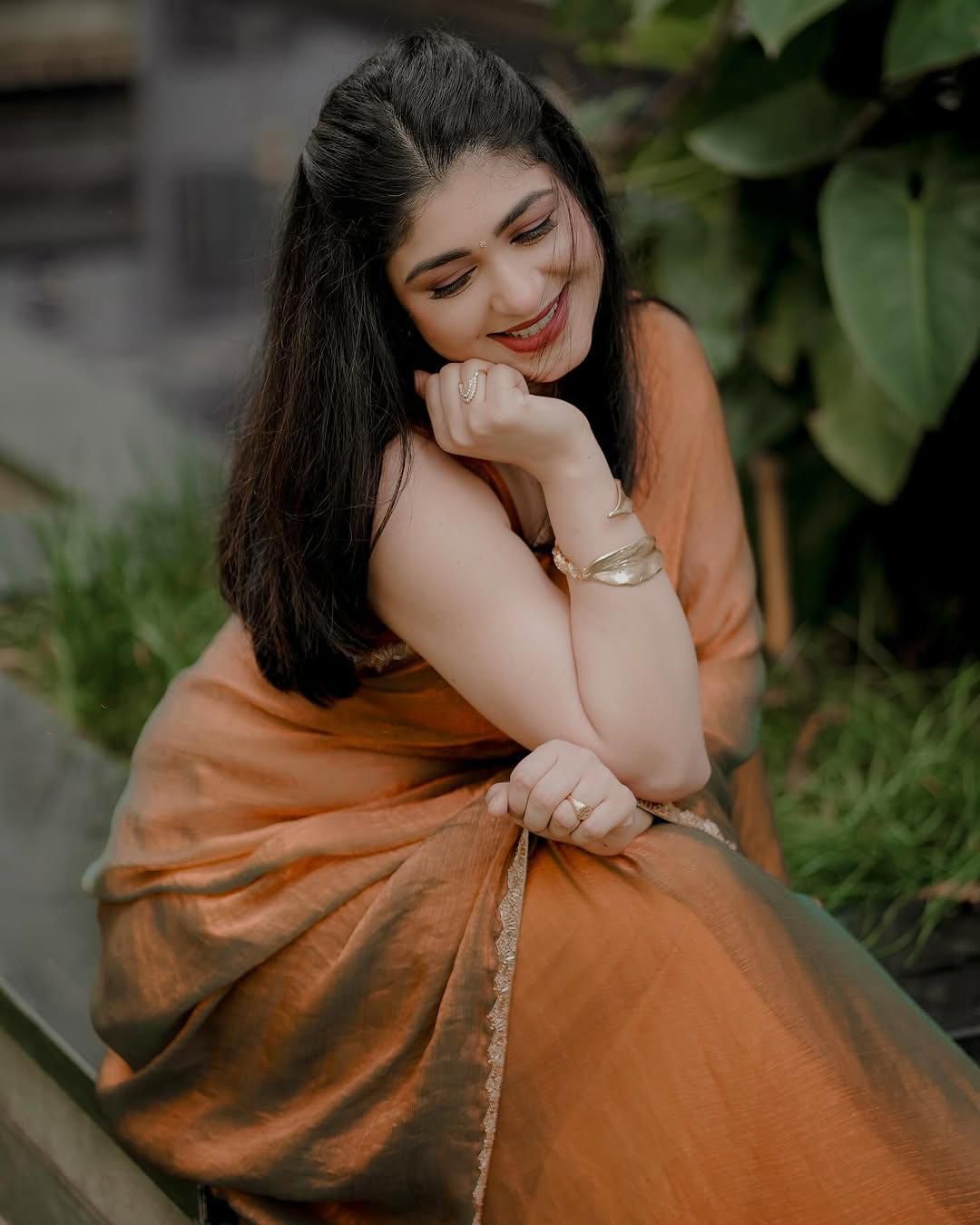 Two-Tone Fandy Chiffon Silk Saree – Heavy Beads Hand Work with Rich Border | House of ShiVisha™ | Code: KK-TRIVA - Image 3